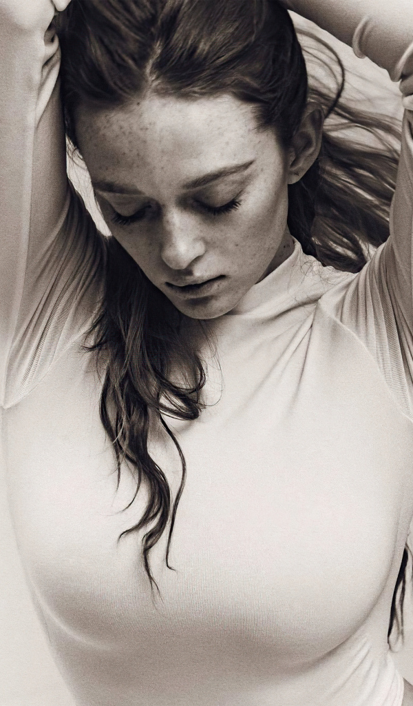 Актриса Ларсен Томпсон в белом боди на сером фоне