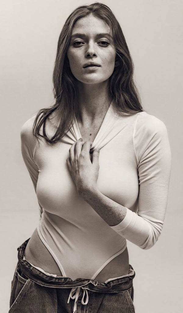 Актриса Ларсен Томпсон на сером фоне