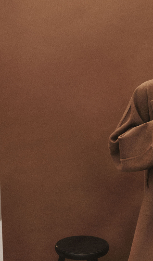 Актриса Лили Рейнхарт в коричневом пальто