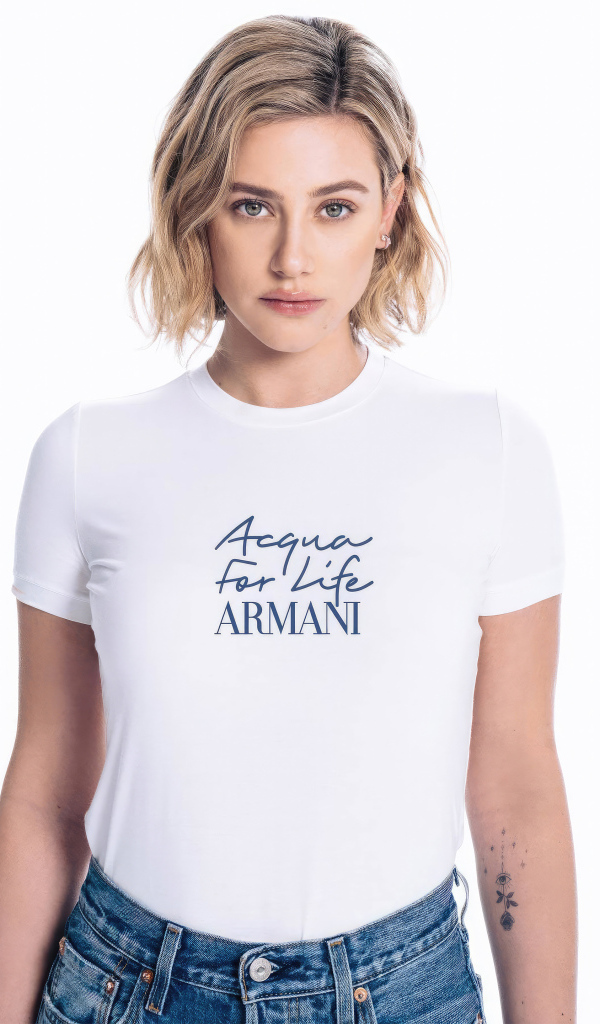 Актриса Лили Рейнхарт в футболке Армани