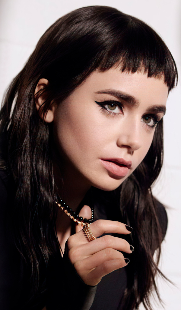 Красивые глаза у актрисы Лили Коллинз