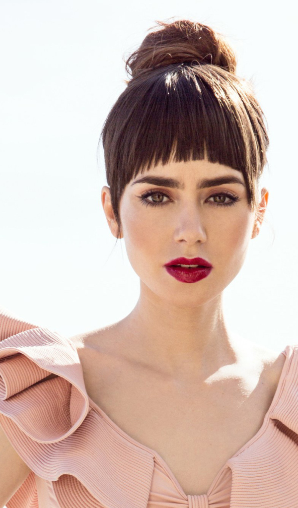 Актриса Лили Коллинз в розовом платье