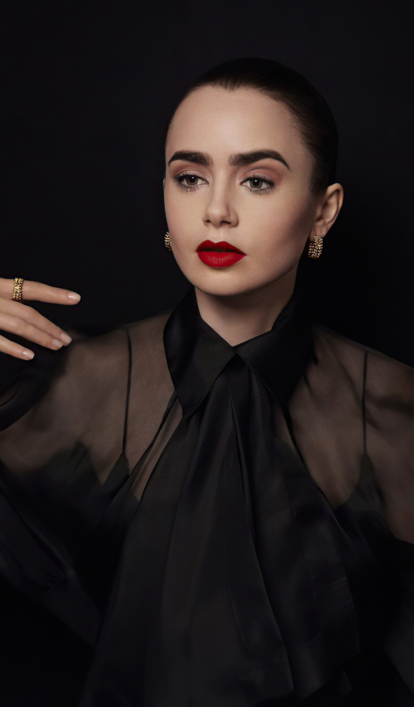 Актриса Лили Коллинз в черном наряде