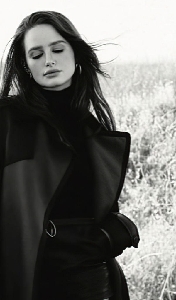 Актриса Мэделин Петш в черном пальто