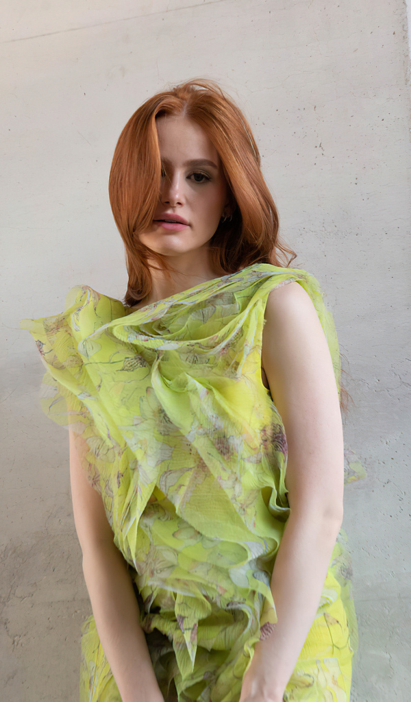 Актриса Мэделин Петш в платье у стены