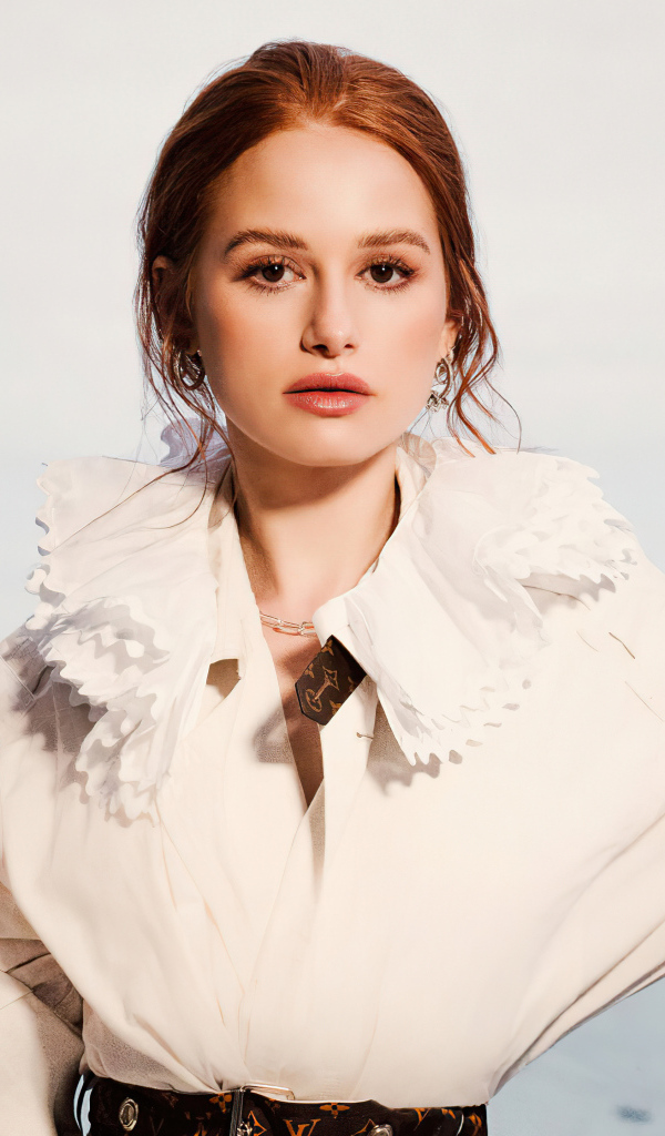 Актриса Мэделин Петш стоит у окна 