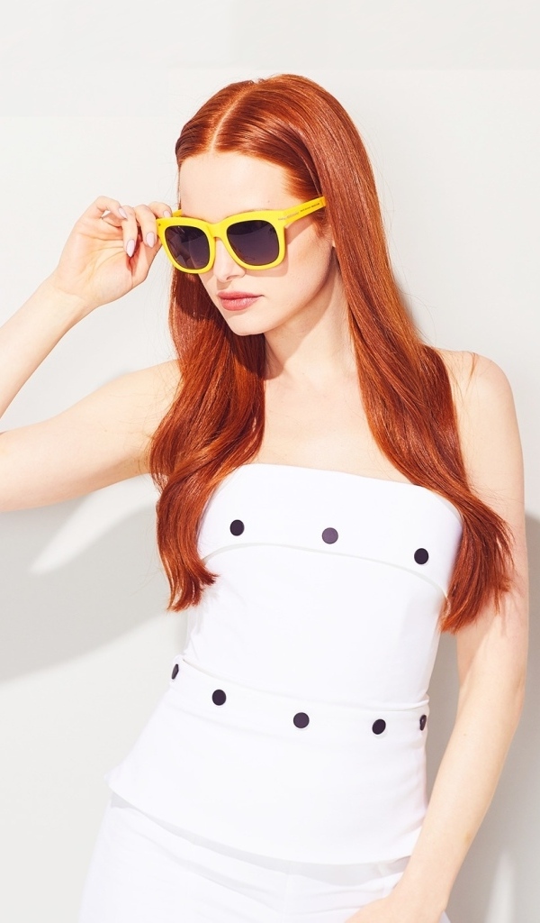 Актриса Мэделин Петш в очках на белом фоне