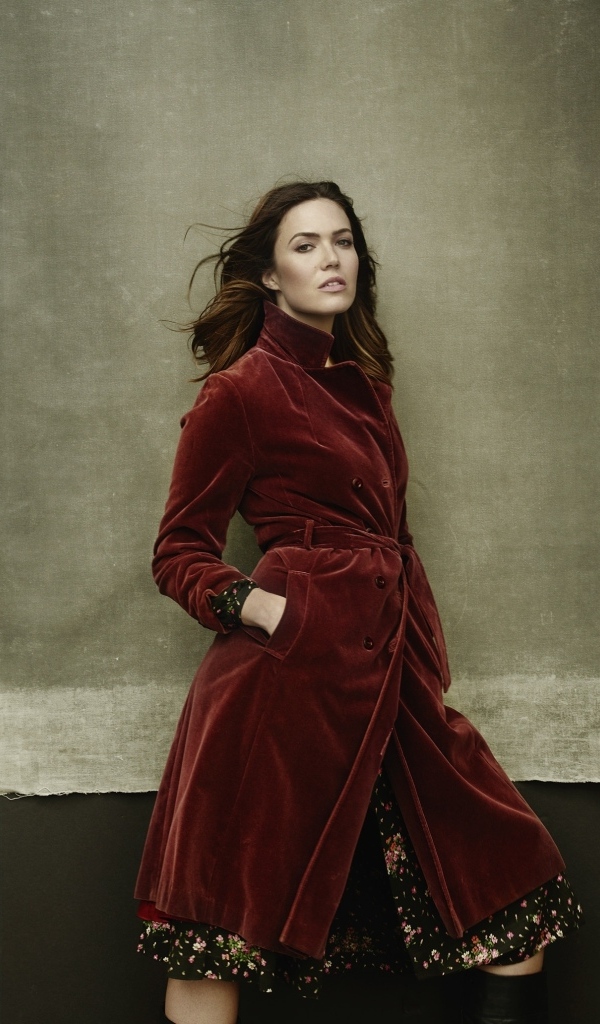 Актриса Мэнди Мур в красном пальто