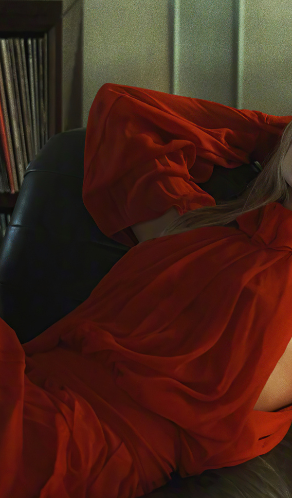 Актриса Марго Робби в красном платье лежит в кресле