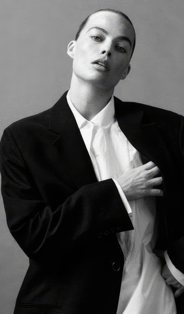 Актриса Марго Робби в костюме на сером фоне