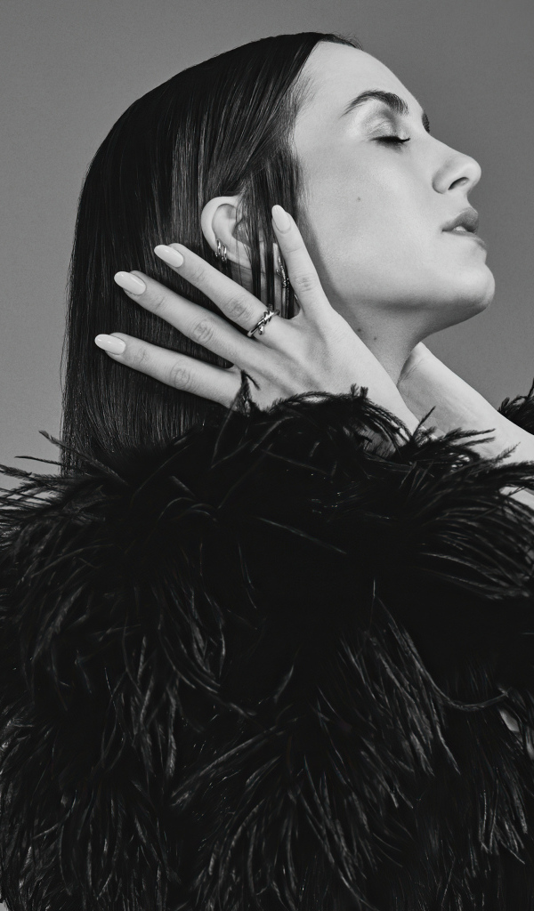 Актриса Мод Апатоу в черном платье на сером фоне