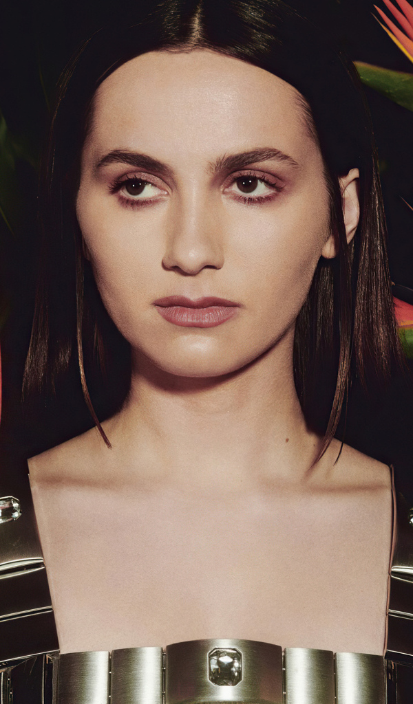 Актриса Мод Апатоу с цветами