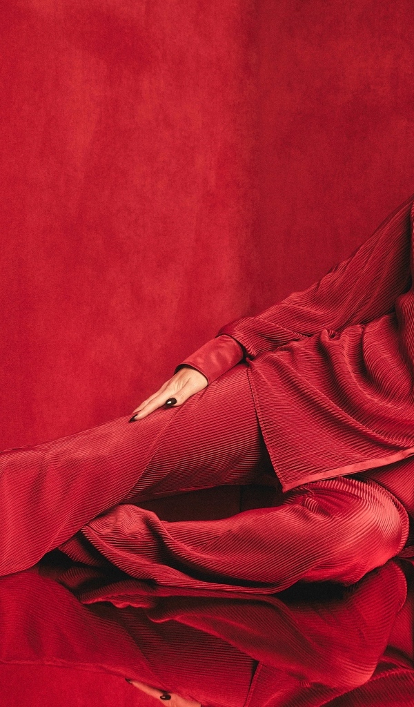 Актриса Меган Фокс в красном костюме