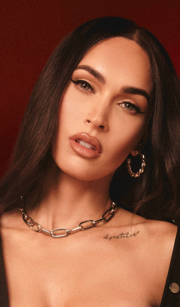 Актриса Меган Фокс на красном фоне