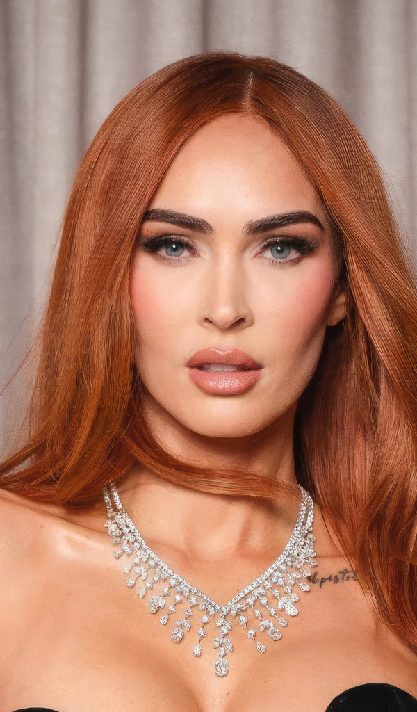 Актриса Меган Фокс с дорогим украшением на шее