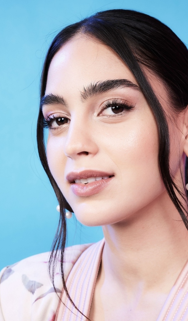 Актриса Мелисса Баррера на голубом фоне