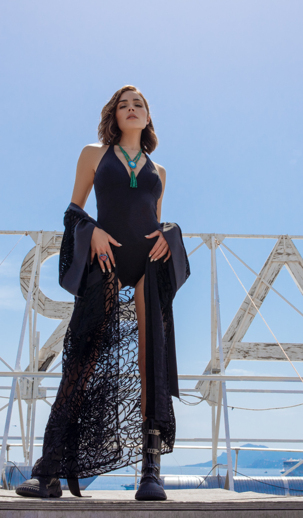 Актриса Оливия Калпо в черном купальнике