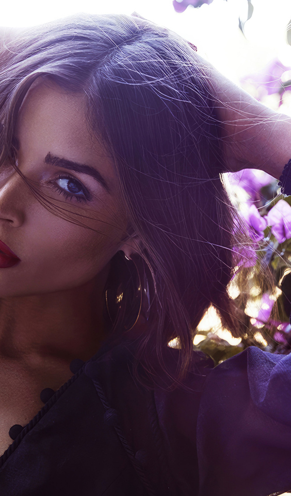 Актриса Оливия Калпо стоит у дерева