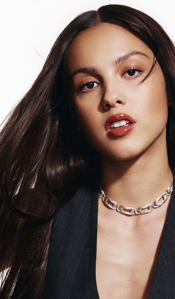 Актриса Оливия Родриго на белом фоне