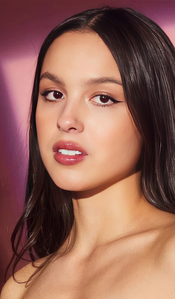 Актриса Оливия Родриго на розовом фоне