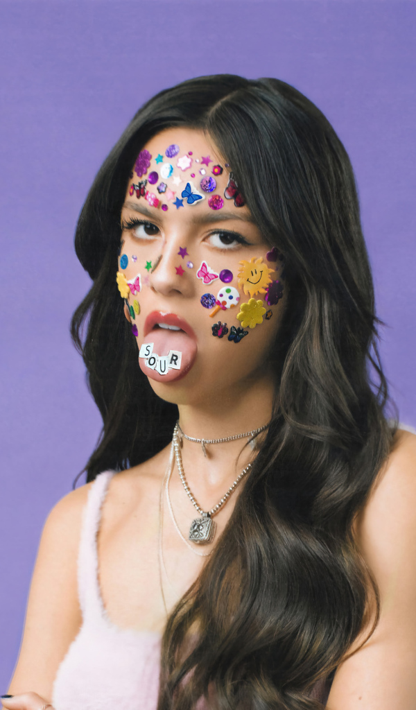 Актриса Оливия Родриго с наклейками на лице