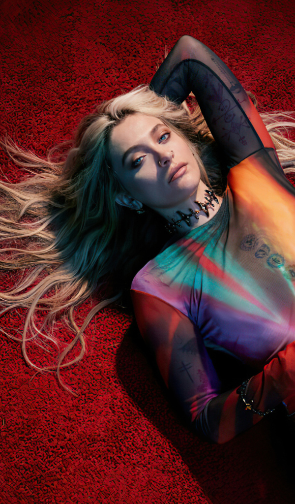 Актриса Пэрис Джексон лежит на красном полу