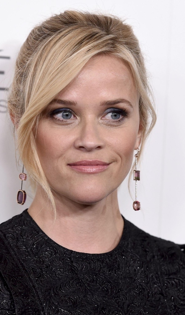 Актриса Риз Уизерспун в черном платье у стены