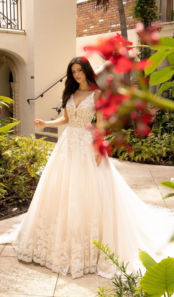 Актриса Рени Мерден в белом свадебном платье