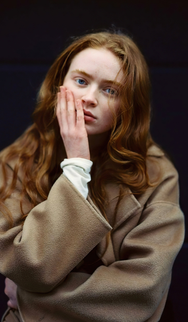 Актриса Сэди Синк на черном фоне