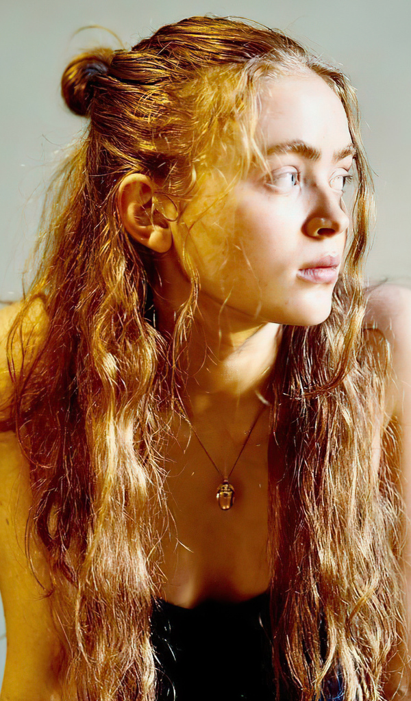 Актриса Сэди Синк на сером фоне