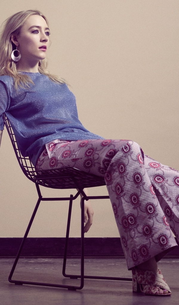 Актриса Сирша Ронан сидит на стуле