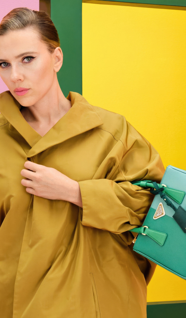 Актриса Скарлетт Йоханссон в пальто с сумкой Прада