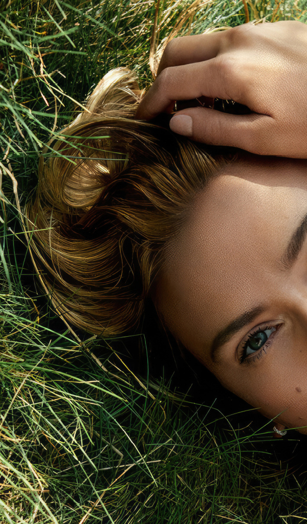 Актриса Скарлетт Йоханссон лежит на траве