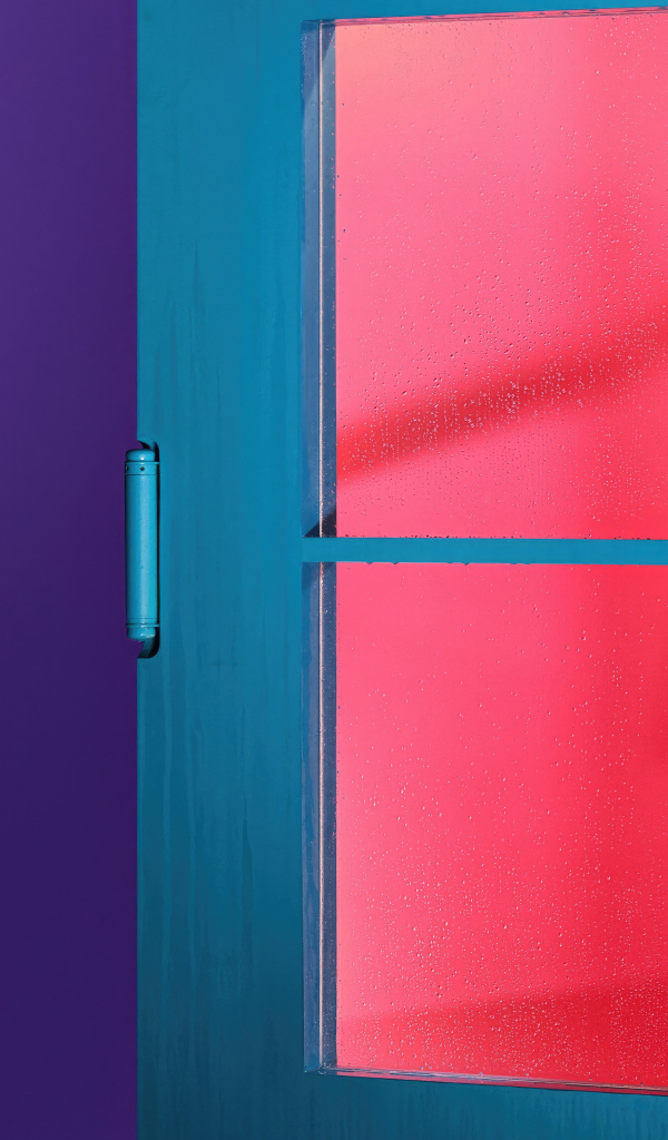 Актриса Скарлетт Йоханссон стоит у двери