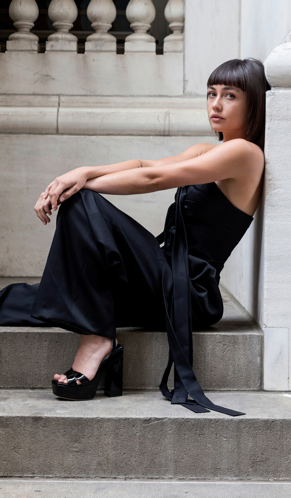 Актриса Сидни Чэндлер сидит на ступеньках