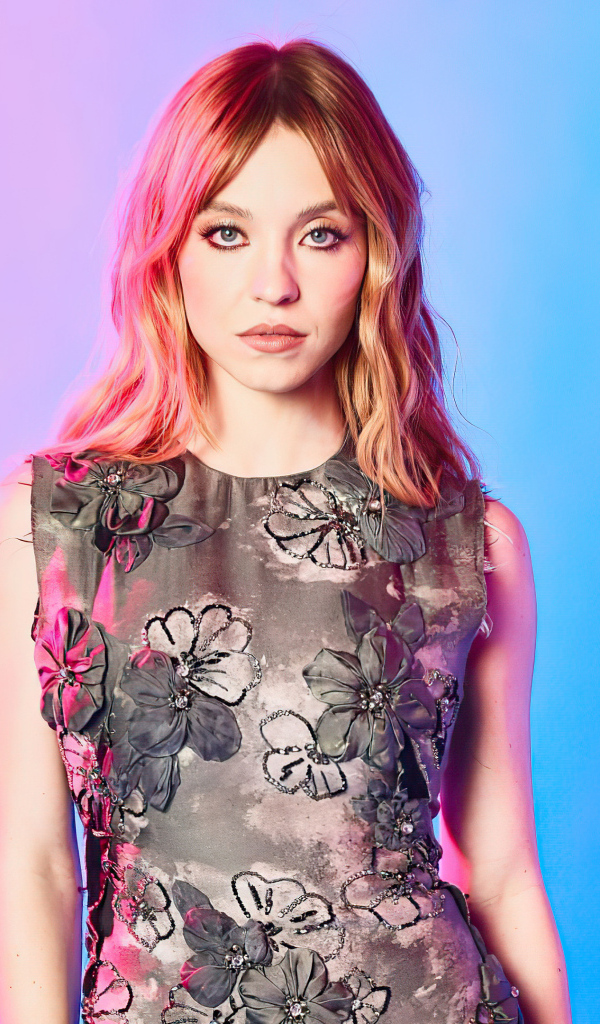 Актриса Сидни Суини в платье на разноцветном фоне