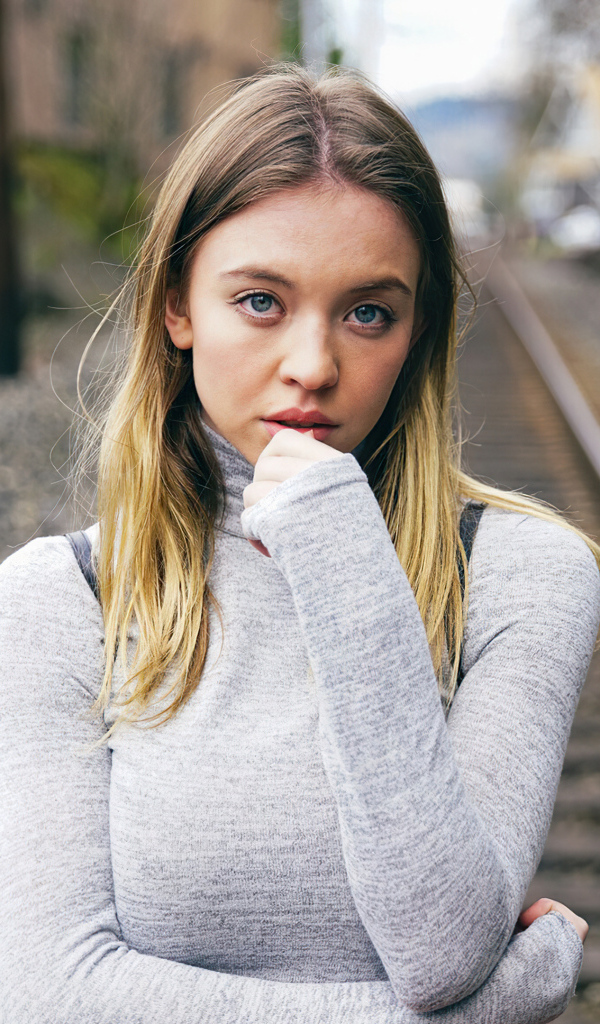 Актриса Сидни Суини стоит на рельсах