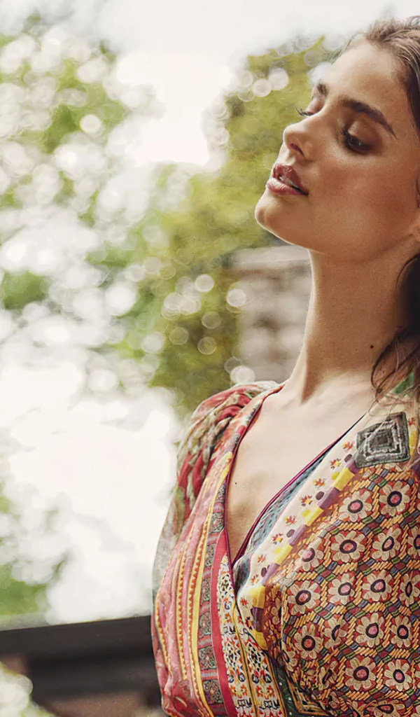 Актриса Тейлор Хилл в платье