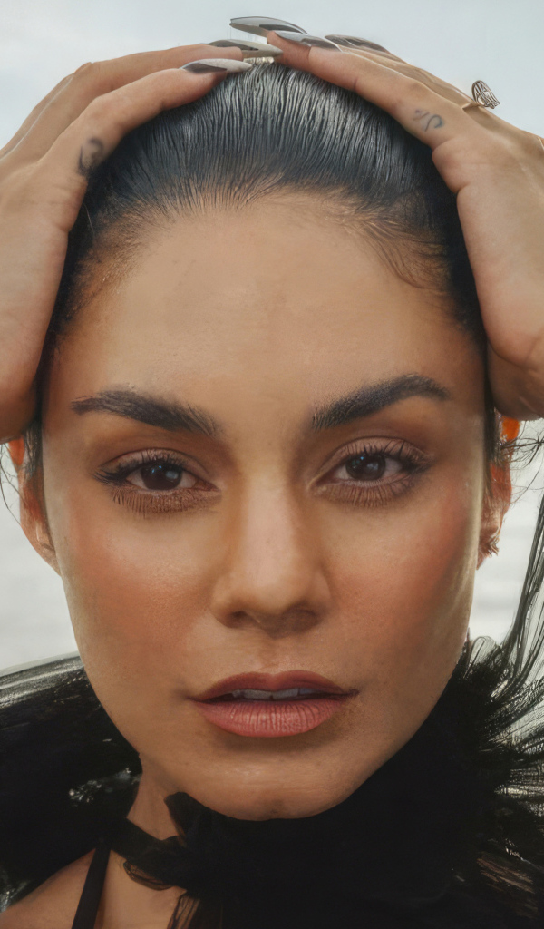 Актриса Ванесса Хадженс стоит в воде