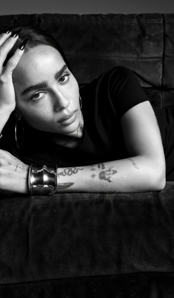 Актриса Зои Кравиц лежит на диване черно-белое фото