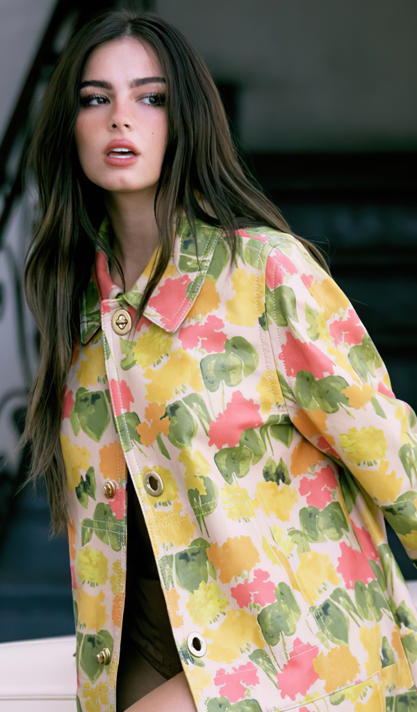 Американская актриса Эддисон Рэй стоит у автомобиля