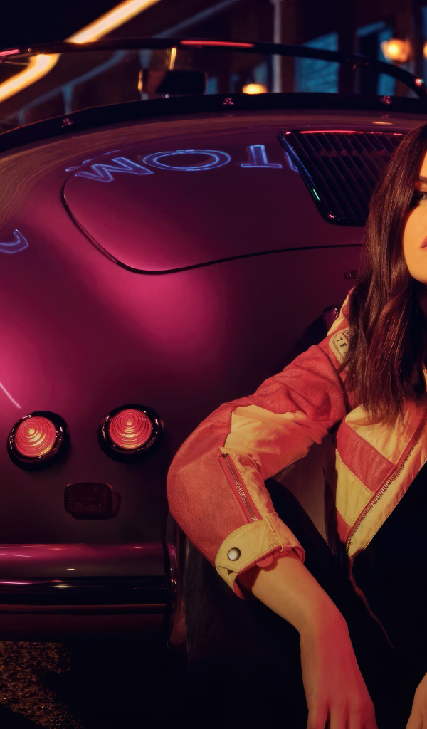 Американская актриса Александра Даддарио сидит у автомобиля