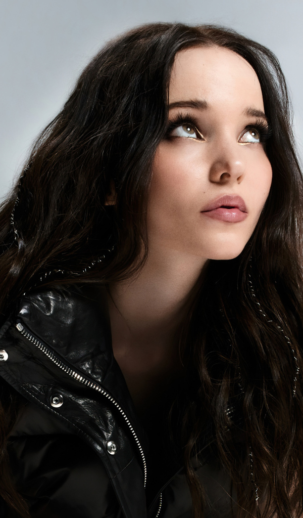 Американская актриса Дав Кэмерон с черными волосами