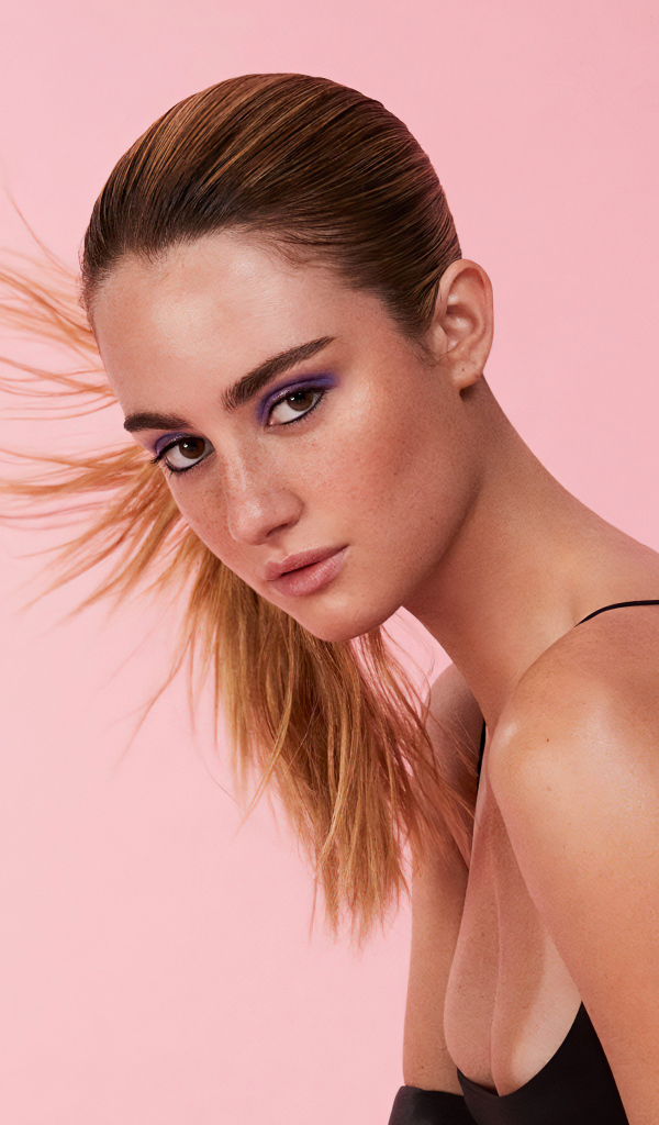 Американская актриса Грэйс Ван Дин на розовом фоне