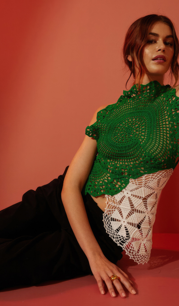 Американская актриса Кайя Гербер в красной комнате