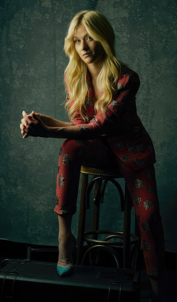 Американская актриса Кэтрин Макнамара в костюме