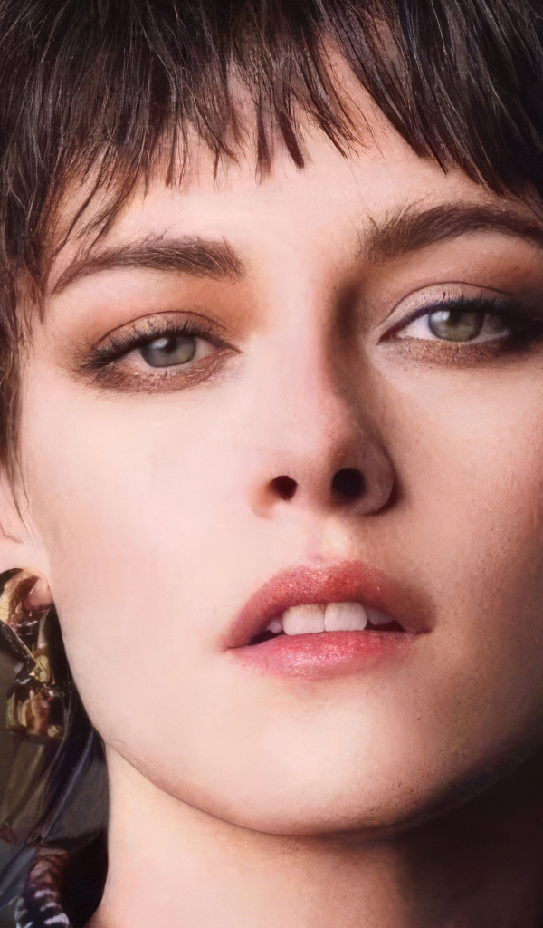 Американская актриса Кристен Стюарт с короткой стрижкой