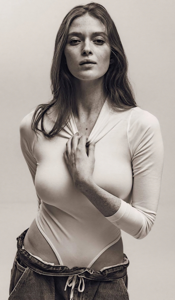 Американская актриса Ларсен Томпсон на сером фоне