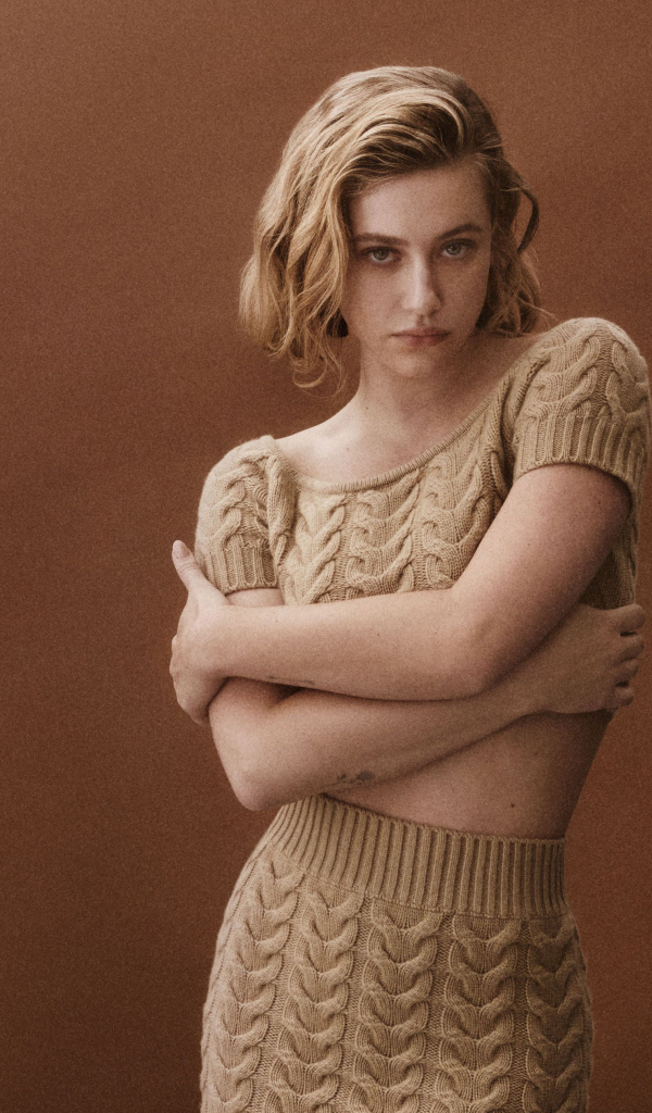 Американская актриса Лили Рейнхарт в вязаном костюме