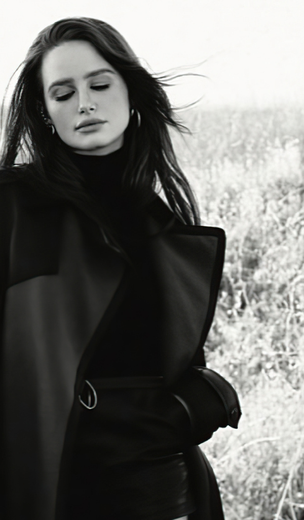 Американская актриса Мэделин Петш в черном пальто